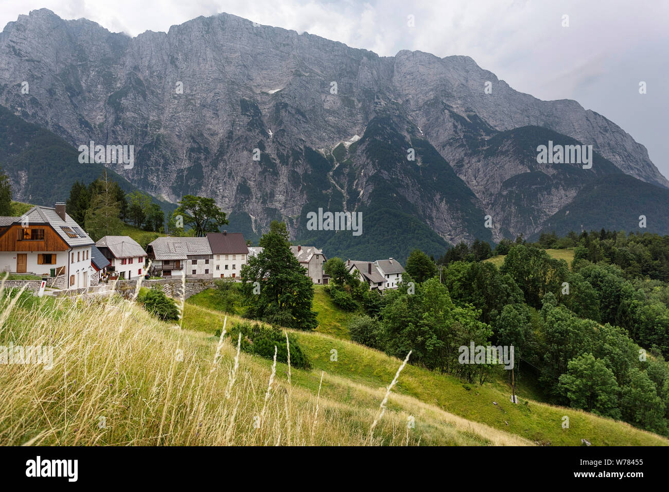Vista panoramica del villaggio tradizionale, Soca valley, trenta, Bovec, Slovenia, Europa Foto Stock