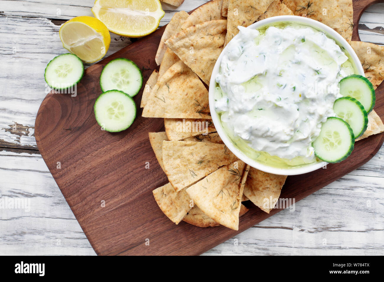 Tradizionale greco dip Tzatziki salsa fatta con il cetriolo di panna acida, yogurt greco, il succo di limone, olio di oliva e un fresco 1 ciuffo di aneto. Servita con t Foto Stock