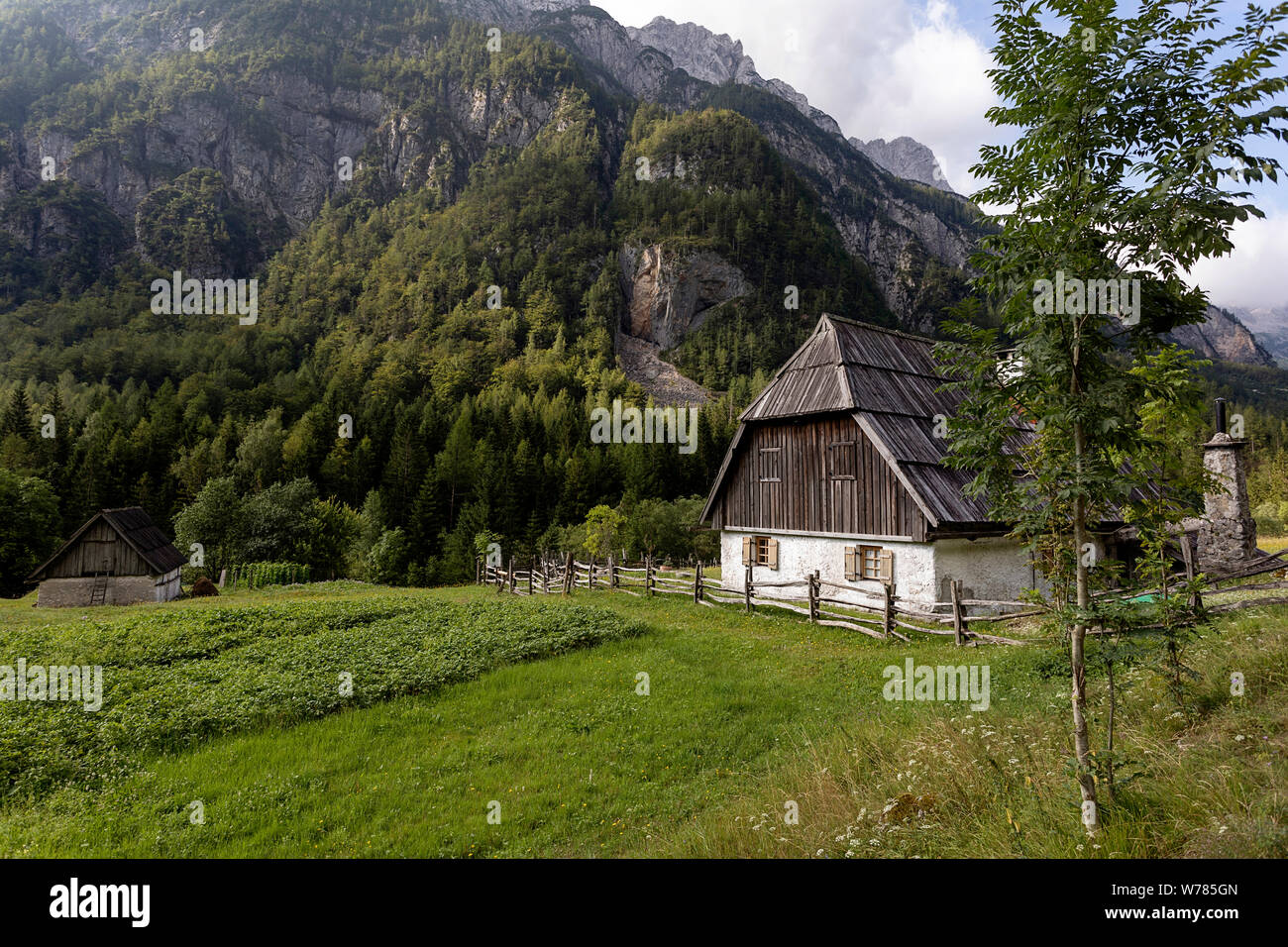 Vista panoramica della tradizionale vecchia casa rustica, Soca valley, trenta, Bovec, Slovenia, Europa Foto Stock