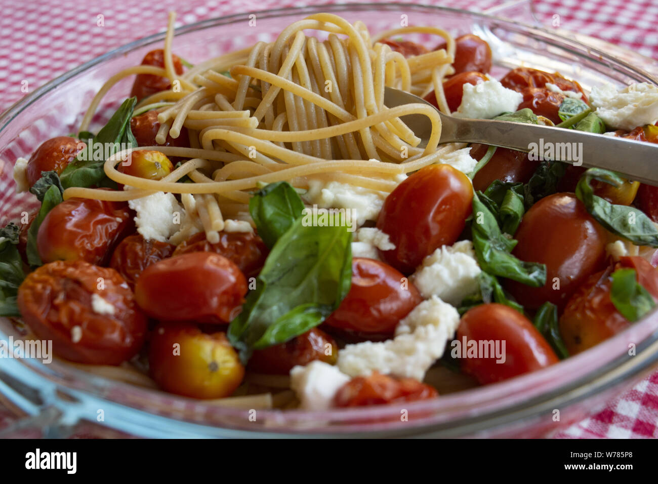 Pasta integrale con pomodorini e basilico e mozzarella Foto Stock