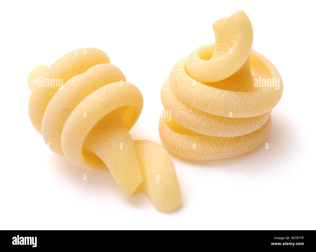 Sconcigli seashell forma di pasta su bianco Foto Stock