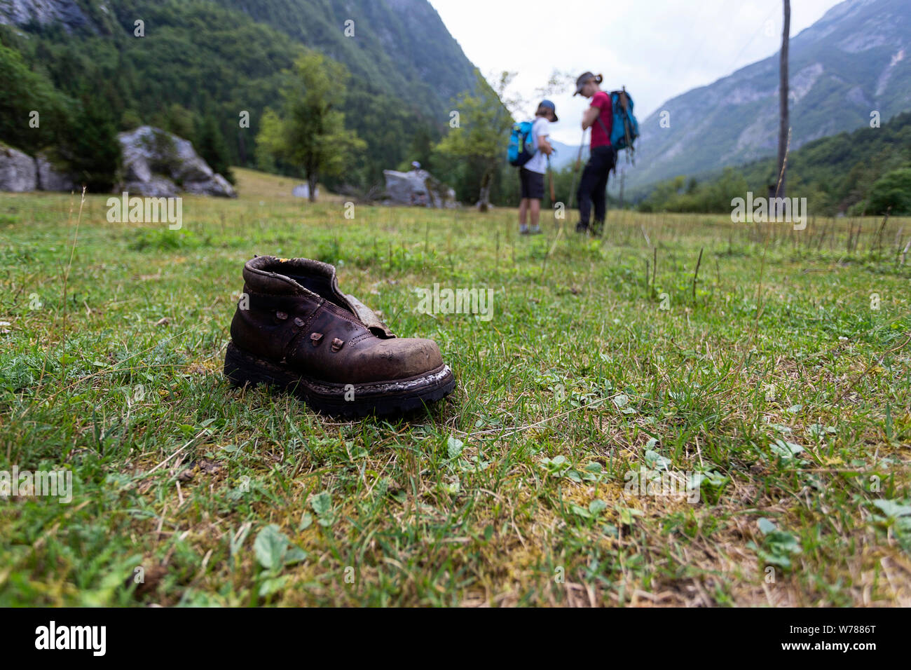 Una vecchia scarpa e la madre e il figlio (9-10) escursioni sul Soca trail in Soca valley, Bovec, Slovenia, Europa Foto Stock