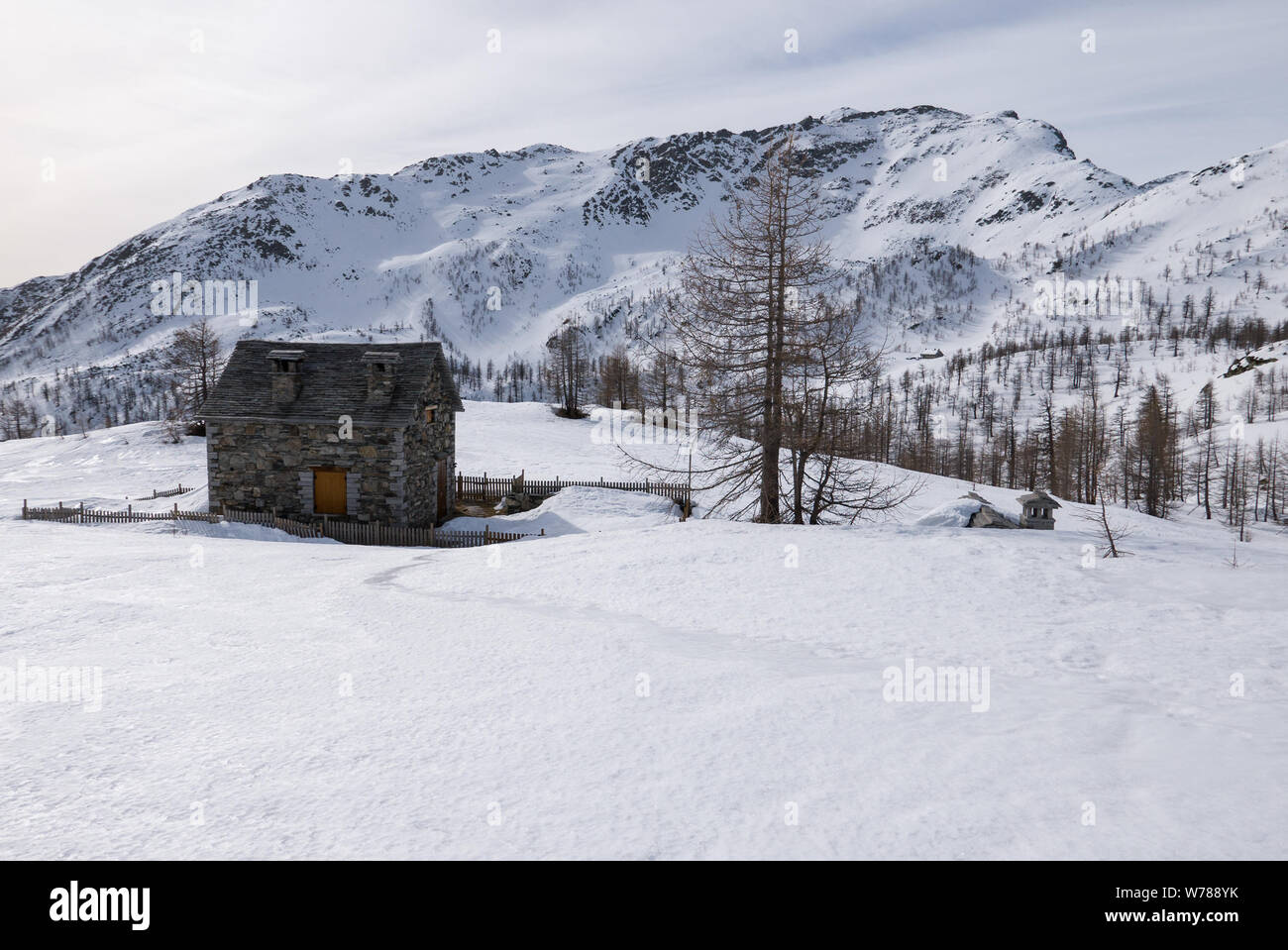 Stone Mountain rifugio in un paesaggio innevato, Italia Foto Stock