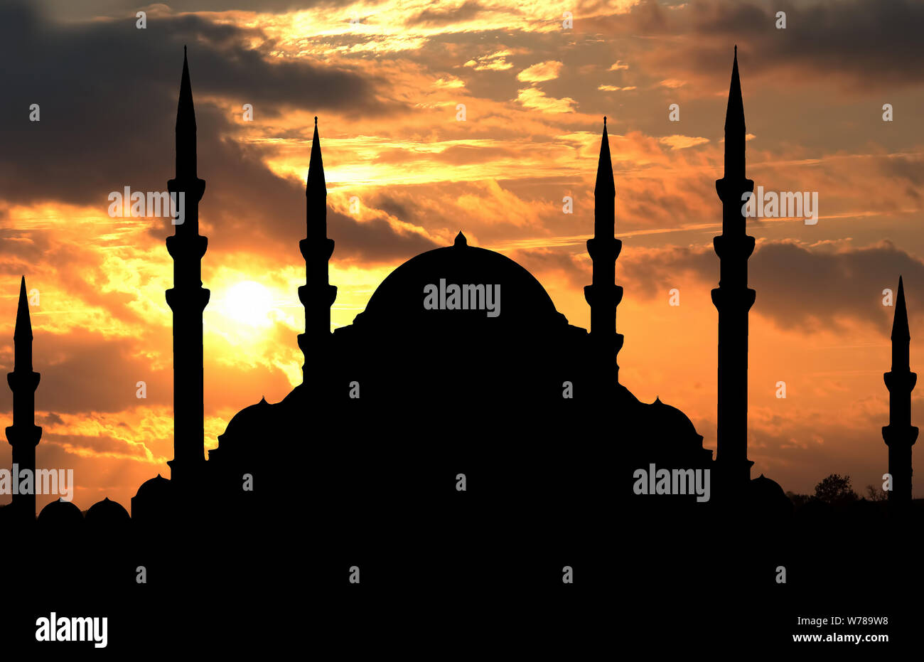 Silhouette della moschea quando il sole va giù Foto Stock