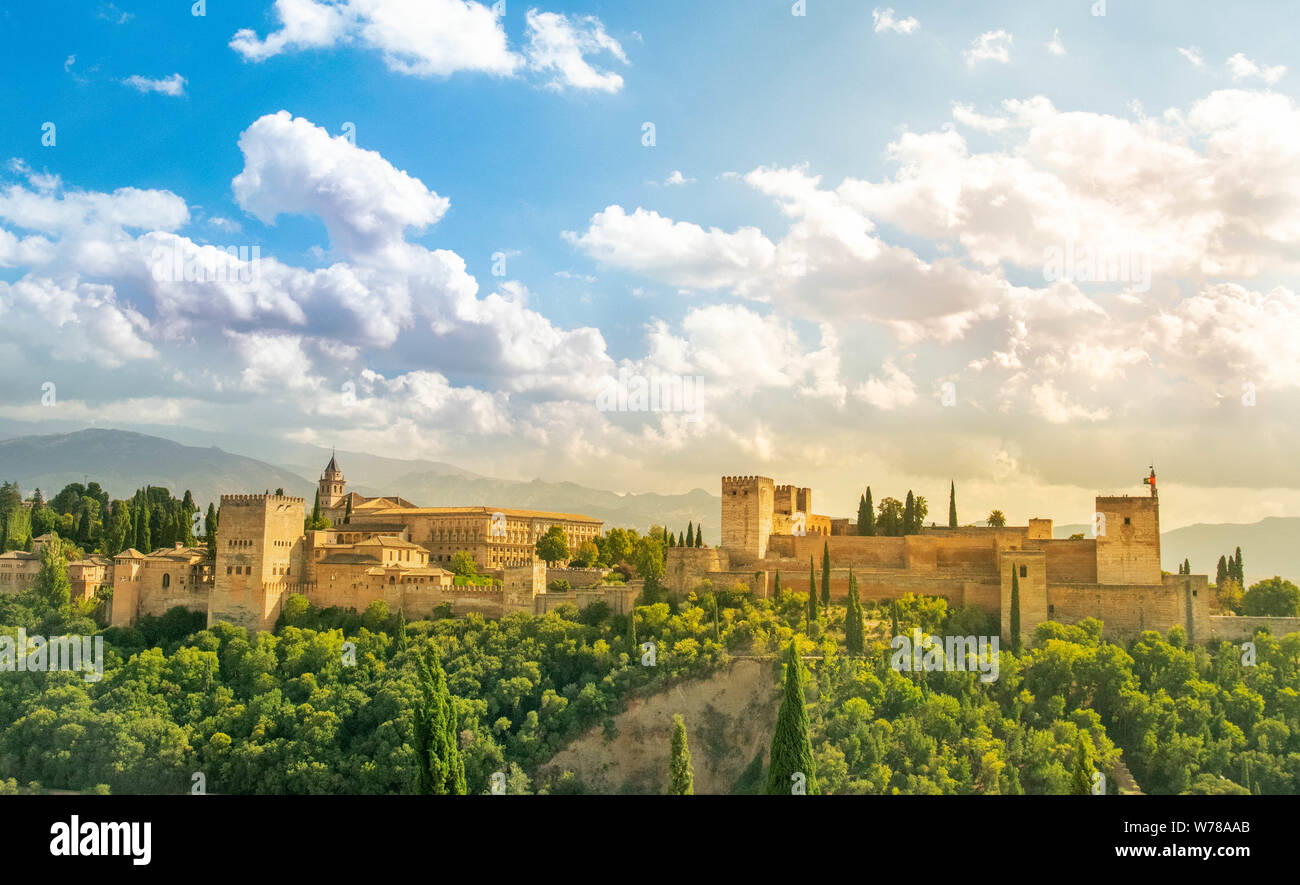 Alhambra è situato nella città e municipalità di Granada, nella provincia della omonima, comunità autonoma di Andalusia, Spagna, in un dominan Foto Stock