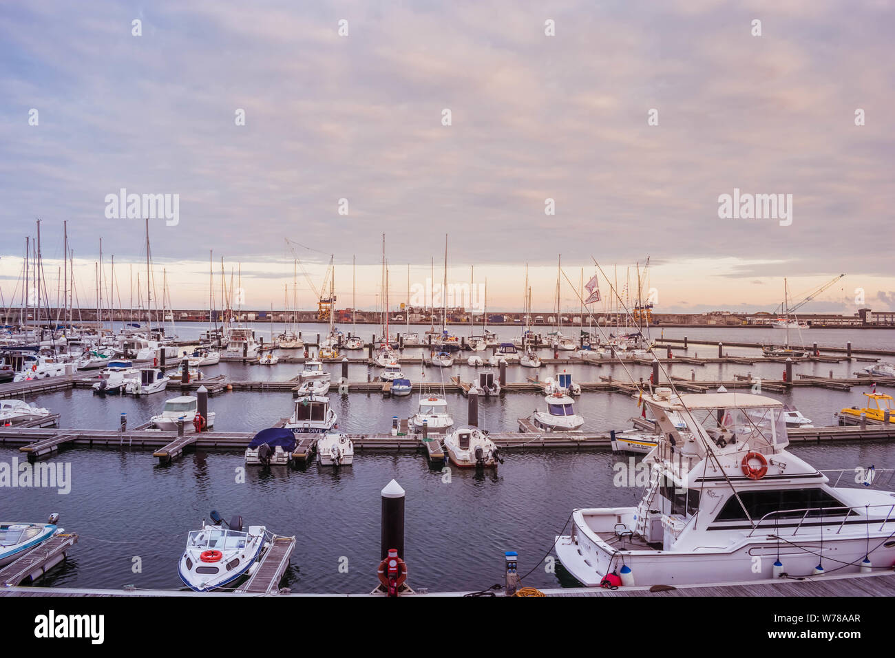 Porto pieno di piccole imbarcazioni, Ponta Delgada Azzorre Foto Stock