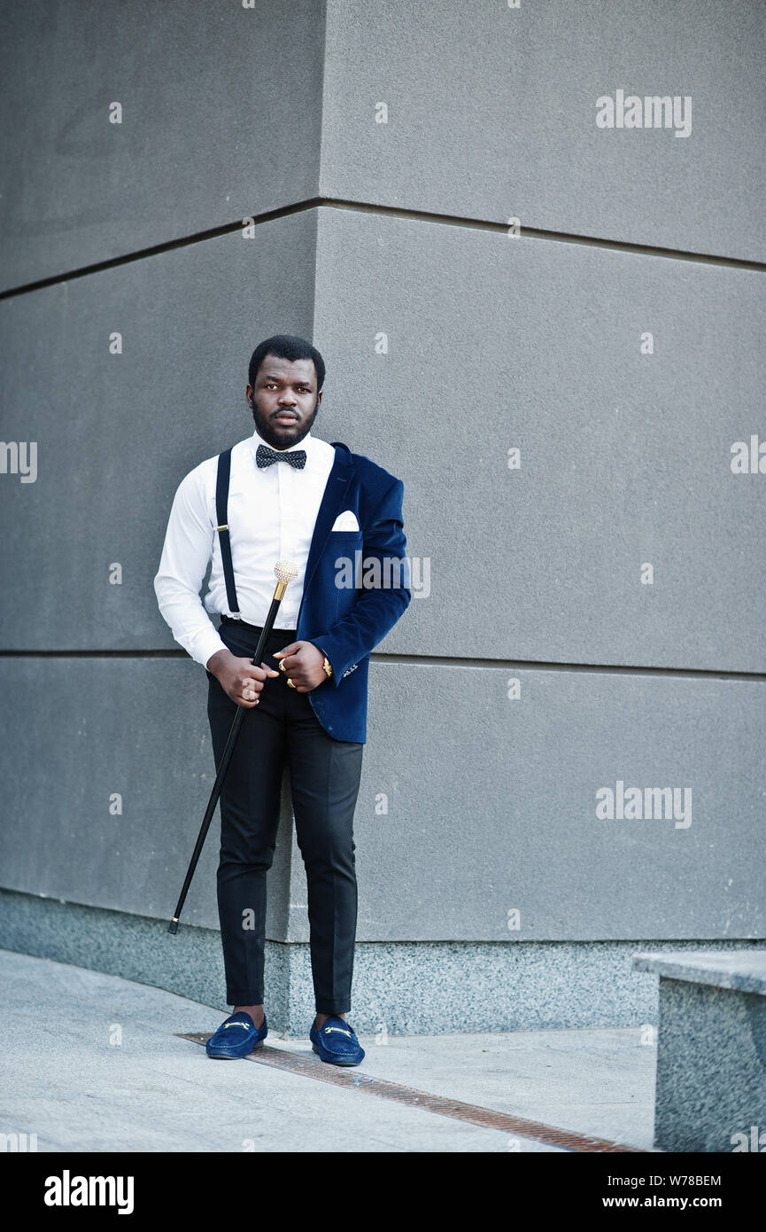 Bello di moda americano africano uomo in abbigliamento formale ed il filtro bow tie con bastone da passeggio Foto stock Alamy