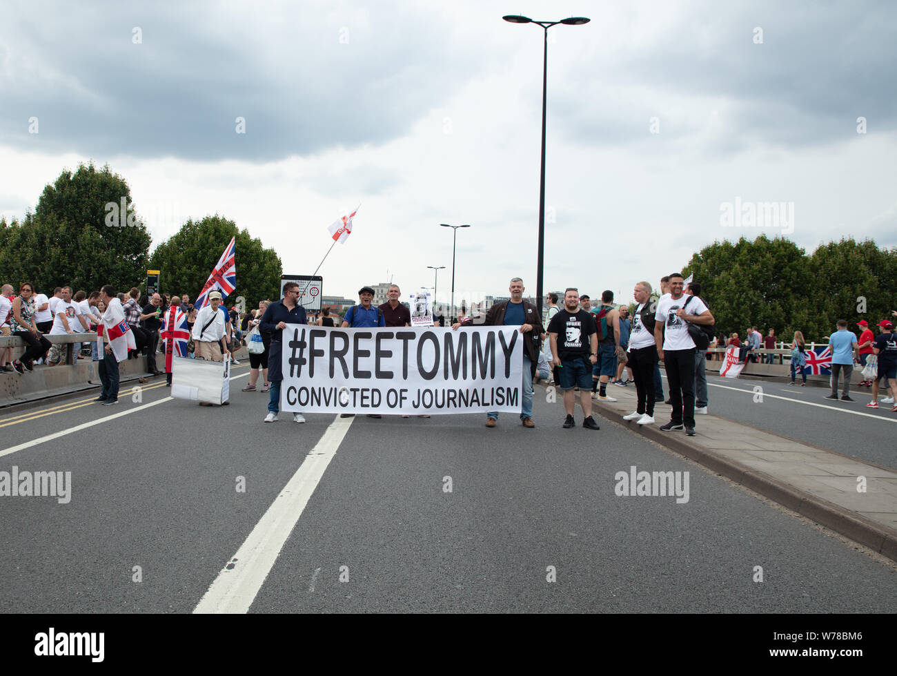 Londra, Regno Unito. 3 agosto 2019. Tommy Robinson tifosi, dopo aver tenuto un rally vicino a Oxford Circus, sul ponte di Waterloo. Credit: Joe Kuis / Alamy News Foto Stock