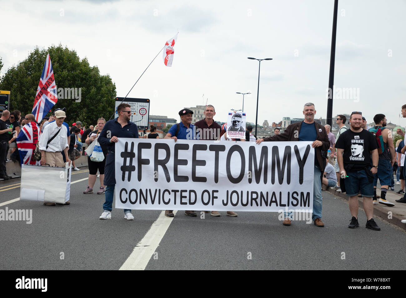 Londra, Regno Unito. 3 agosto 2019. Tommy Robinson tifosi, dopo aver tenuto un rally vicino a Oxford Circus, sul ponte di Waterloo. Credit: Joe Kuis / Alamy News Foto Stock