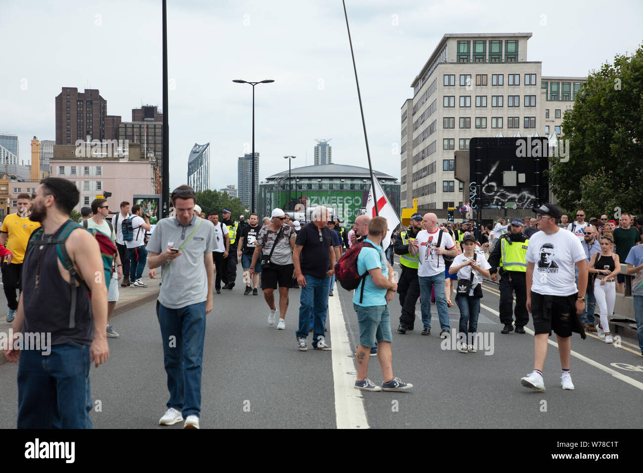 Londra, Regno Unito. 3 agosto 2019. Tommy Robinson tifosi, dopo aver tenuto un rally vicino a Oxford Circus, sul ponte di Waterloo. Credit: Joe Kuis / Alamy News Foto Stock