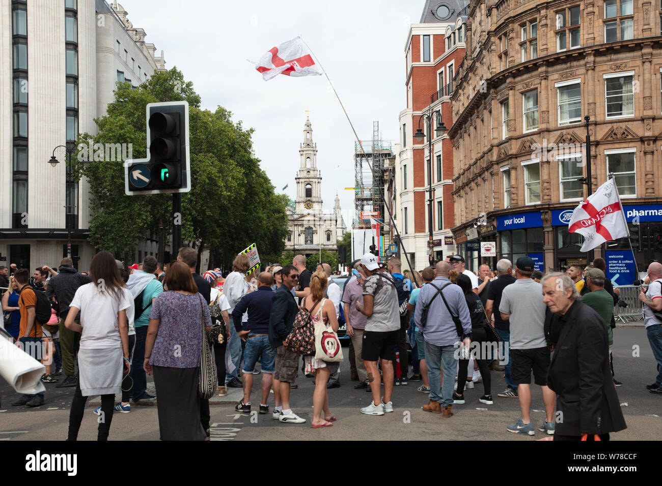 Londra, Regno Unito. 3 agosto 2019. I sostenitori di Tommy Robinson, dopo aver tenuto un rally vicino a Oxford Circus, occupano l'incrocio nello Strand per Waterloo Bridge. Credit: Joe Kuis / Alamy News Foto Stock
