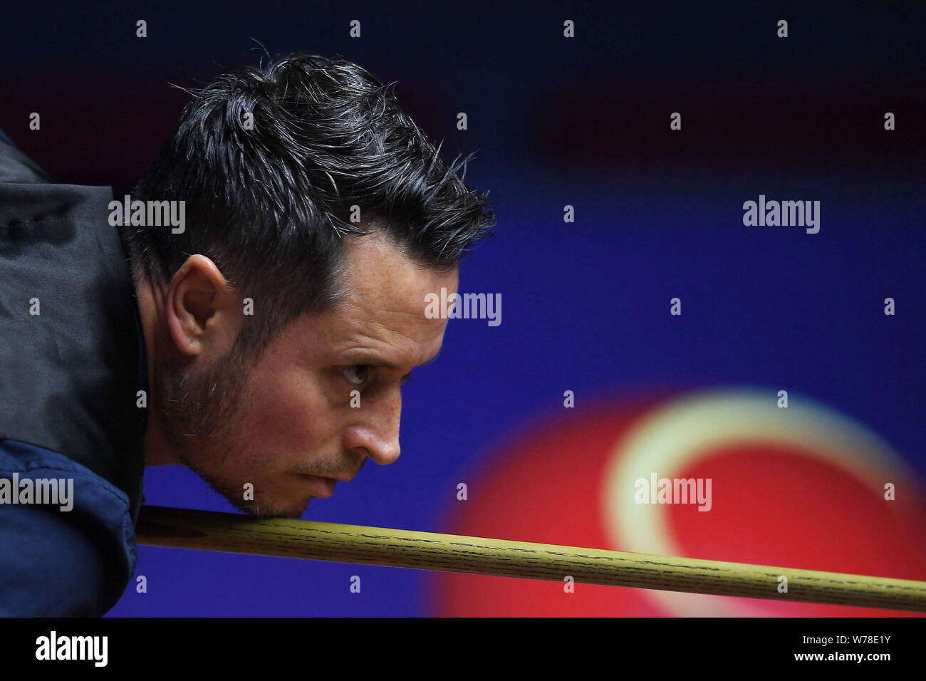 Alfie onere di Inghilterra gioca un colpo a Judd Trump di Inghilterra in il loro match di primo turno durante il 2017 Shanghai Masters snooker torneo in Shangh Foto Stock