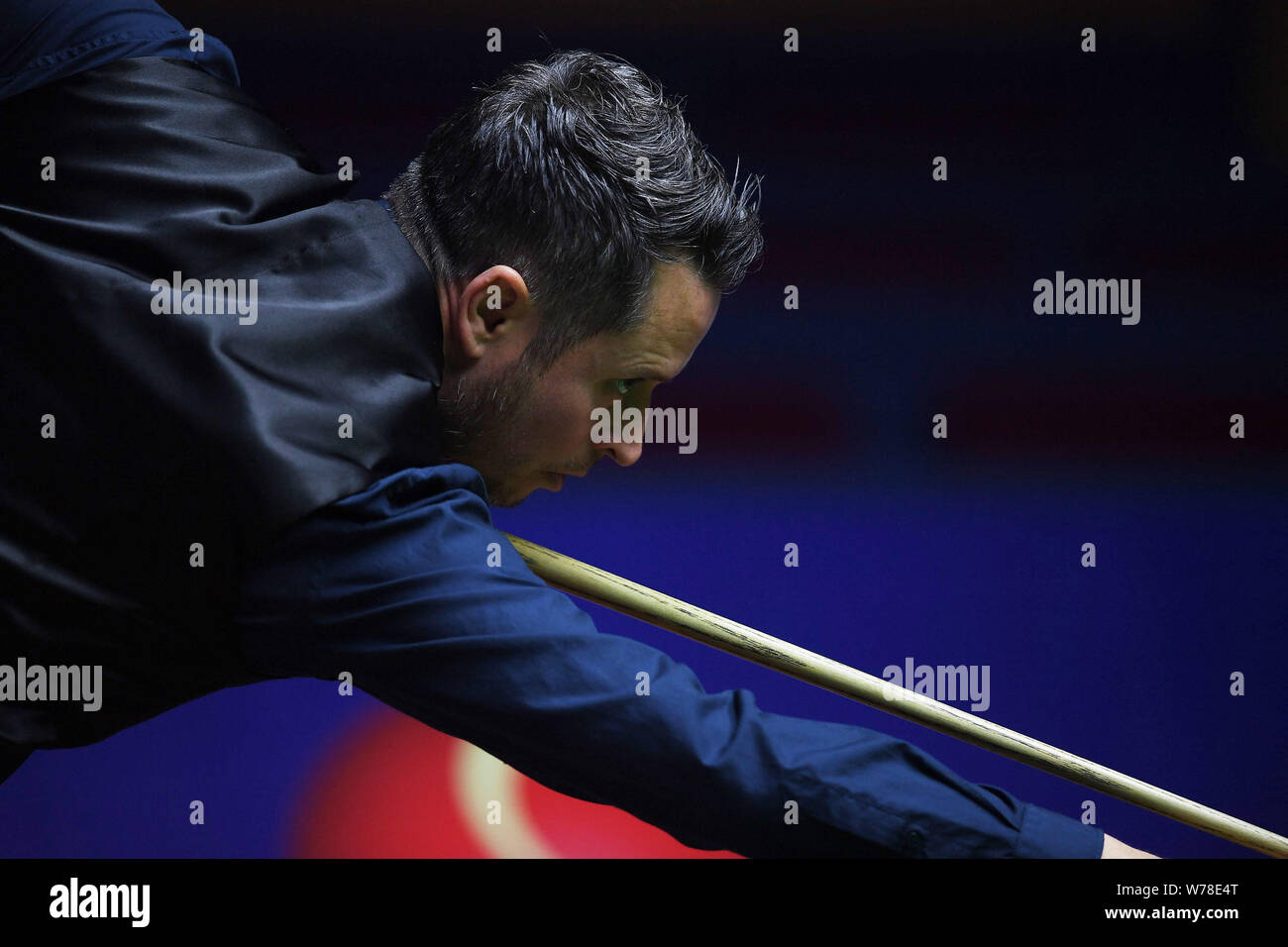 Alfie onere di Inghilterra gioca un colpo a Judd Trump di Inghilterra in il loro match di primo turno durante il 2017 Shanghai Masters snooker torneo in Shangh Foto Stock