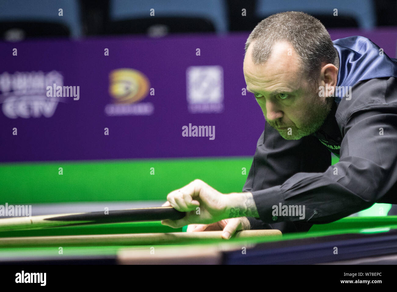 Mark Williams del Galles gioca un colpo di Mark Selby dell'Inghilterra in un ottavo di finale di partita durante il 2017 International Championship Snooker nel torneo di Foto Stock