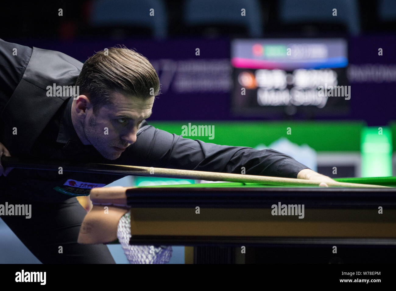 Mark Selby di Inghilterra gioca un colpo di Mark Williams del Galles in un ottavo di finale di partita durante il 2017 International Championship Snooker nel torneo di Foto Stock