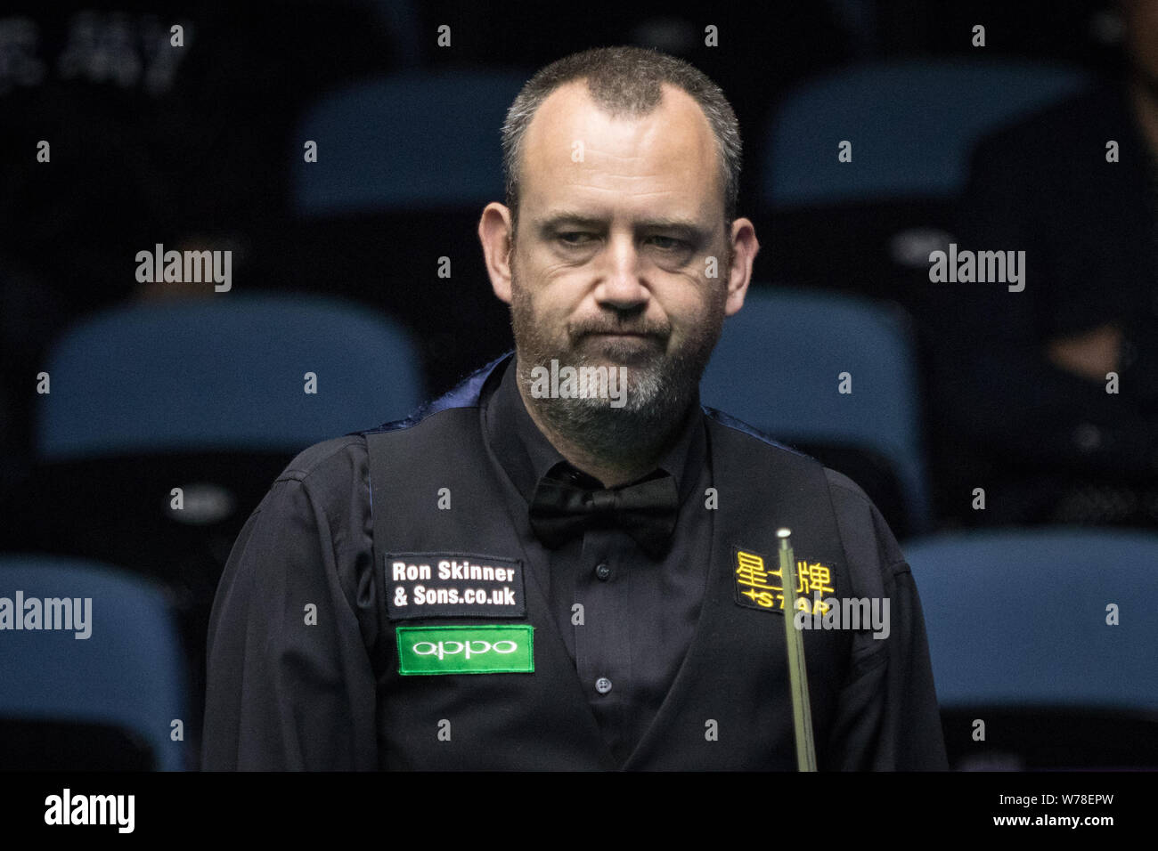 Mark Williams del Galles ritiene che un colpo di Mark Selby dell'Inghilterra in un ottavo di finale di partita durante il 2017 International Championship Snooker tournamen Foto Stock