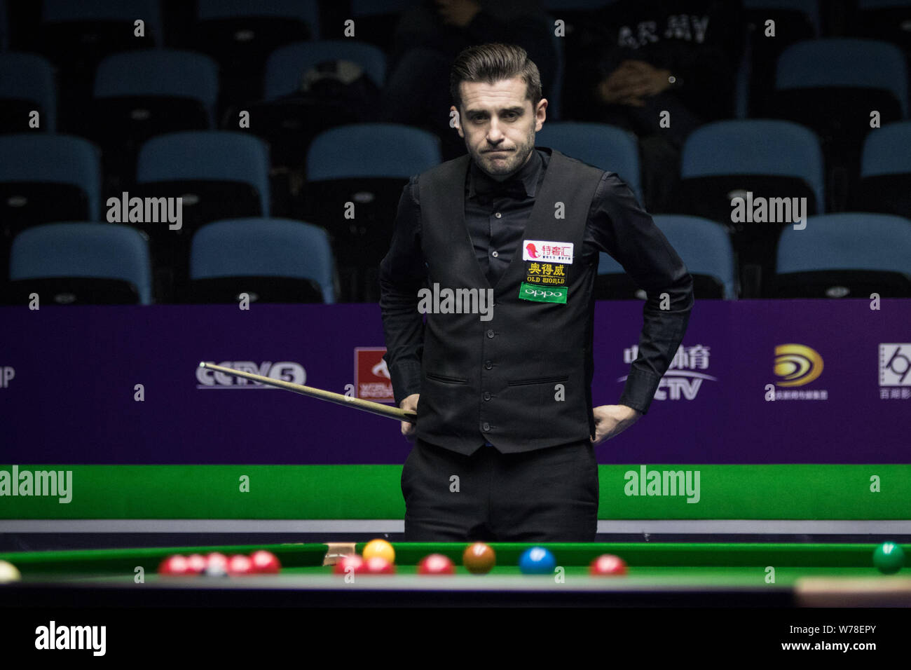 Mark Selby di Inghilterra ritiene che un colpo di Mark Williams del Galles in un ottavo di finale di partita durante il 2017 International Championship Snooker tournamen Foto Stock