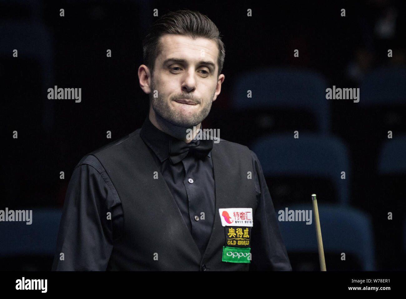 Mark Selby di Inghilterra ritiene che un colpo di Mark Williams del Galles in un ottavo di finale di partita durante il 2017 International Championship Snooker tournamen Foto Stock
