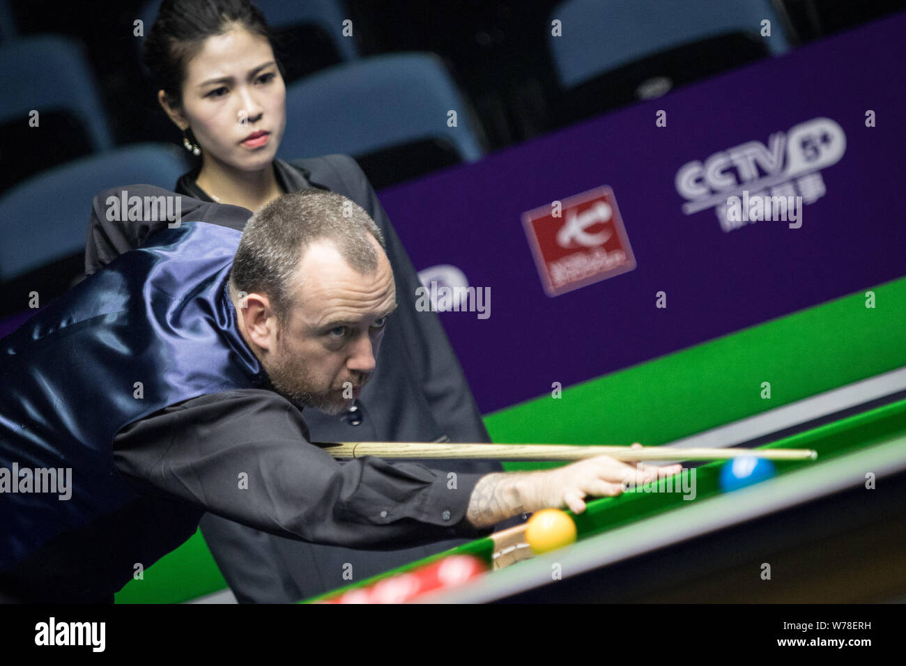 Mark Williams del Galles gioca un colpo di Mark Selby dell'Inghilterra in un ottavo di finale di partita durante il 2017 International Championship Snooker nel torneo di Foto Stock
