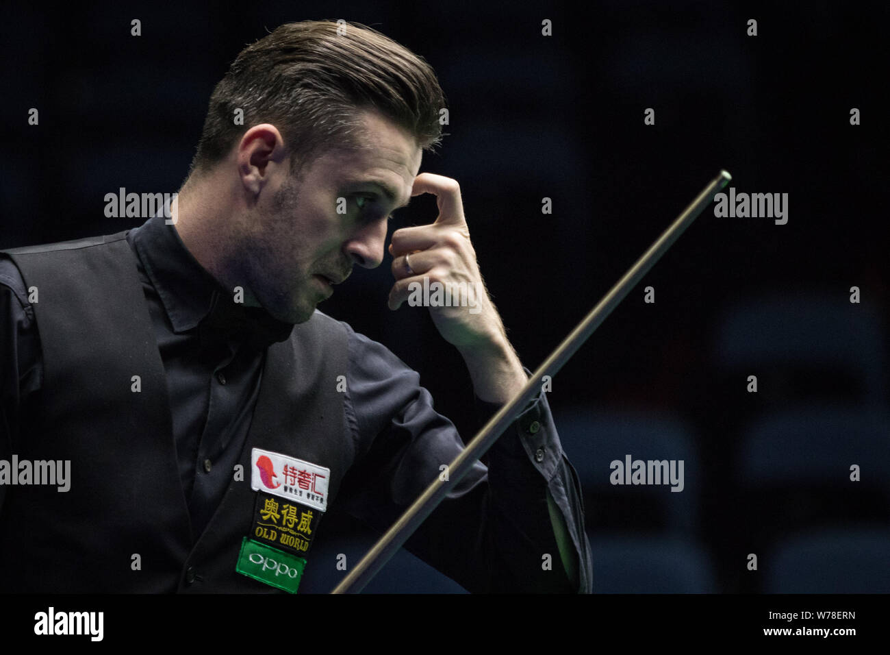 Mark Selby di Inghilterra ritiene che un colpo di Mark Williams del Galles in un ottavo di finale di partita durante il 2017 International Championship Snooker tournamen Foto Stock