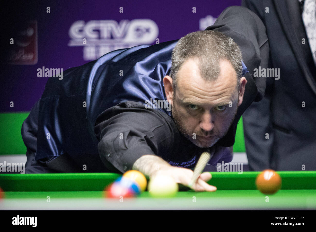 Mark Williams del Galles gioca un colpo di Mark Selby dell'Inghilterra in un ottavo di finale di partita durante il 2017 International Championship Snooker nel torneo di Foto Stock