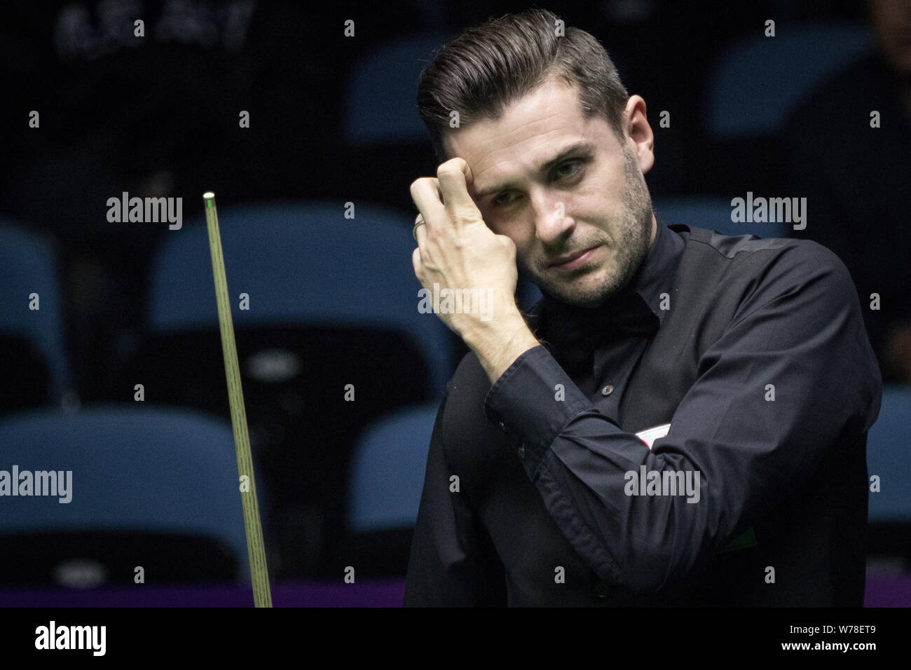 Mark Selby di Inghilterra ritiene che un colpo di Mark Williams del Galles in un ottavo di finale di partita durante il 2017 International Championship Snooker tournamen Foto Stock