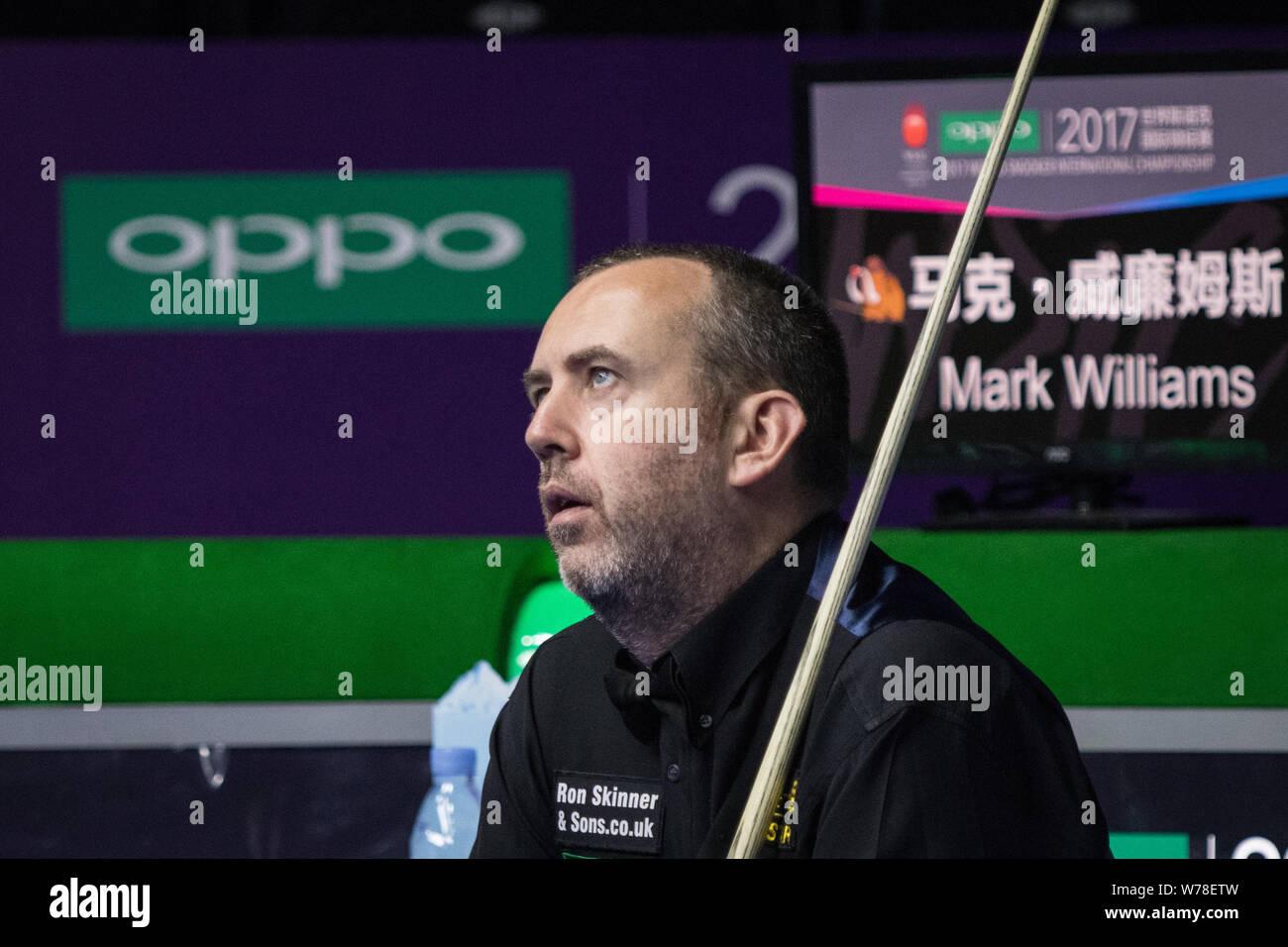 Mark Williams del Galles reagisce in un ottavo di finale di partita contro Mark Selby di Englan durante il 2017 International Championship Snooker nel torneo di D Foto Stock