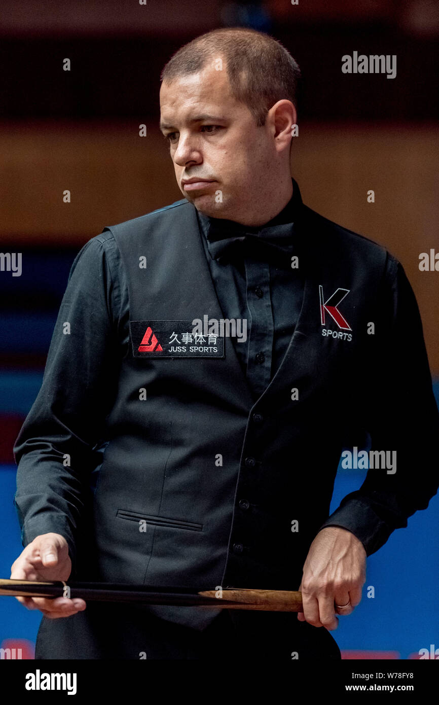 Barry Hawkins di Inghilterra reagisce come egli ritiene che un colpo di Daniel sacche del Galles per il loro match di primo turno durante il 2017 Shanghai Masters snooker per Foto Stock