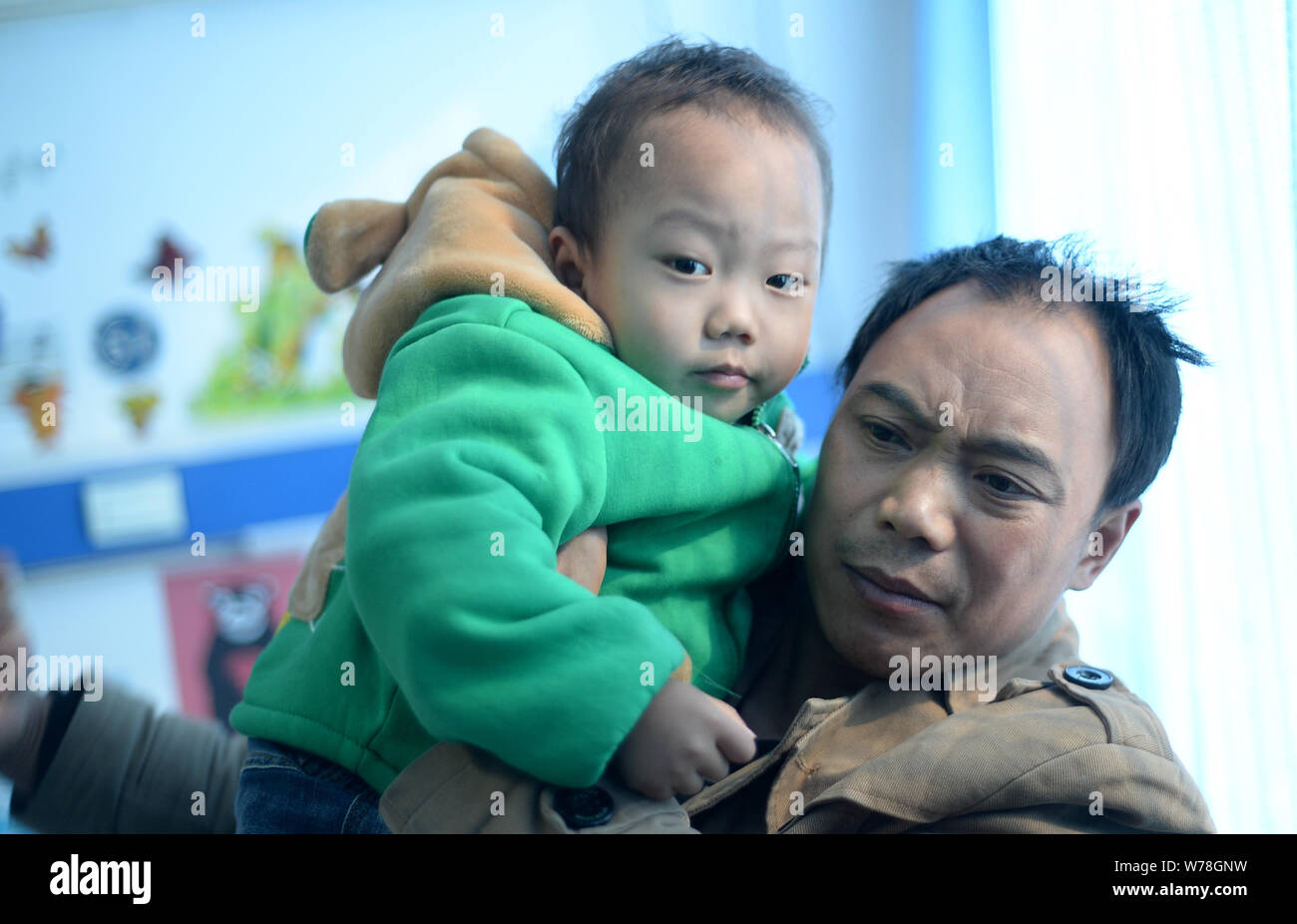 Il 45-anno-vecchio uomo cinese Cao Licai gioca con il suo 3-anno-vecchio figlio diagnosticato con talassemia in un ospedale di Ji'nan city, est della Cina di Shandong provinc Foto Stock