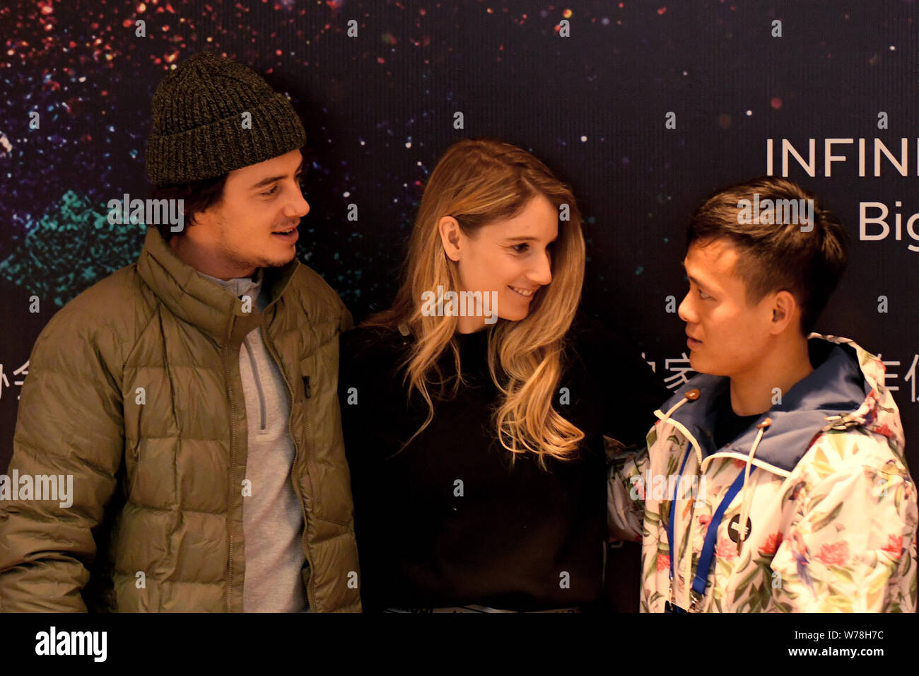 Snowboarder canadese Mark McMorris, sinistra e snowboarder austriaca Anna Gasser, centro di partecipare alla conferenza stampa per il prossimo Infiniti 2017 aria+S Foto Stock