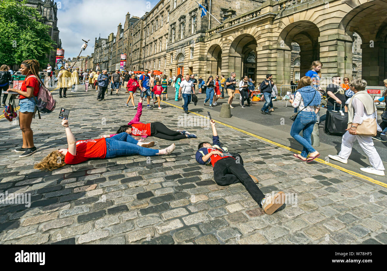 Bang Bang sei morto promozione dalla carta Lusher teatro scuola Dipartimento a Edinburgh Festival Fringe 2019 nel Royal Mile di Edimburgo Regno Unito Scozia Foto Stock