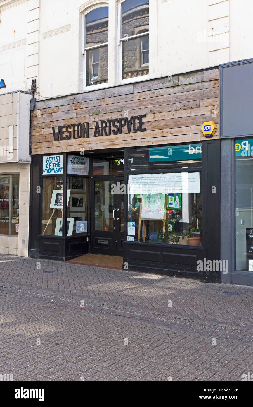 Weston Artspace, una comunità di artisti in studio un negozio di vuoto sulla High Street in Weston-super-Mare, Regno Unito Foto Stock