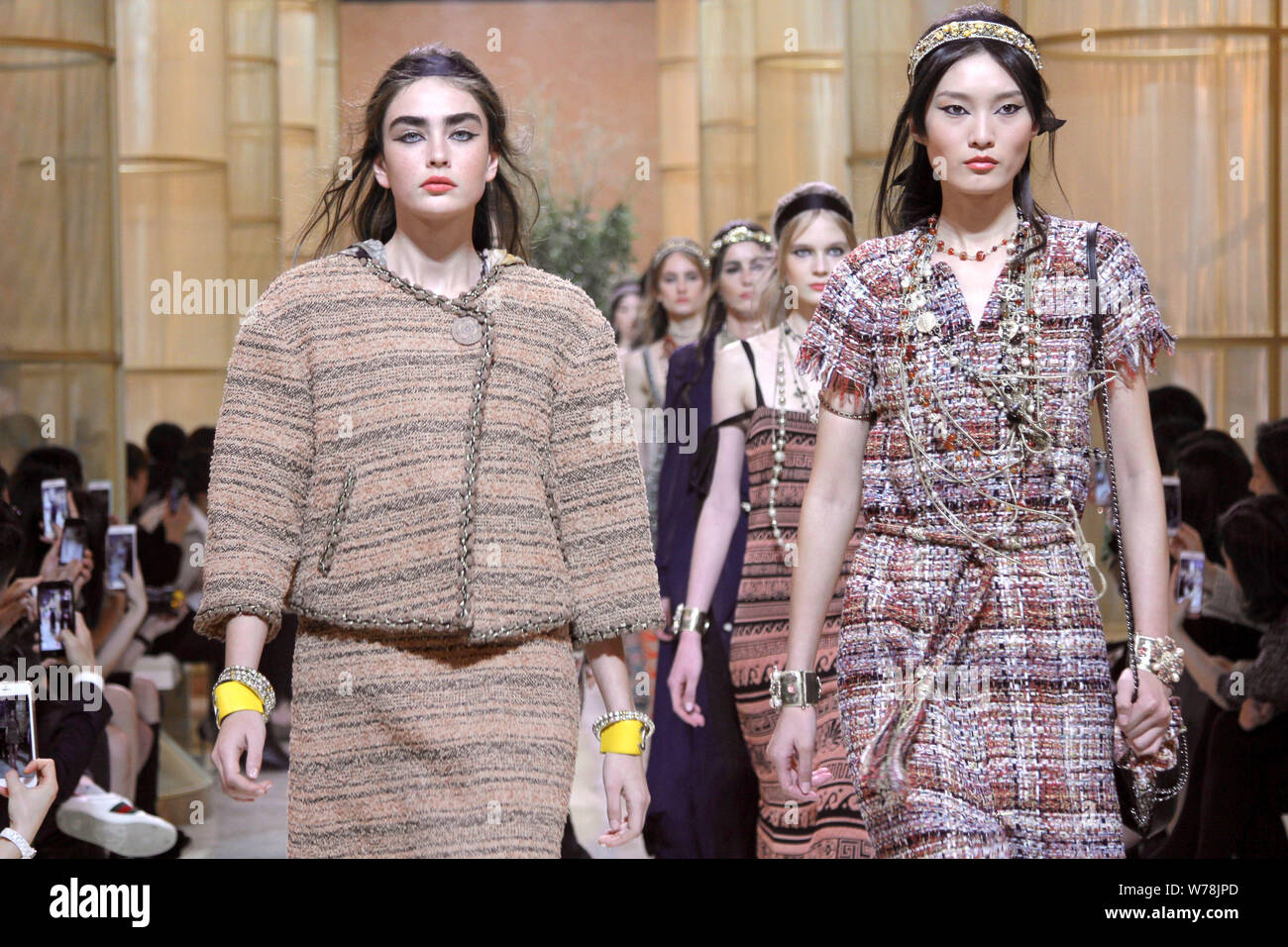 Visualizzazione modelli nuove creazioni durante la Chanel Resort 2018 collezione fashion show di Chengdu, a sud-ovest della Cina di provincia di Sichuan, 7 Novembre 201 Foto Stock