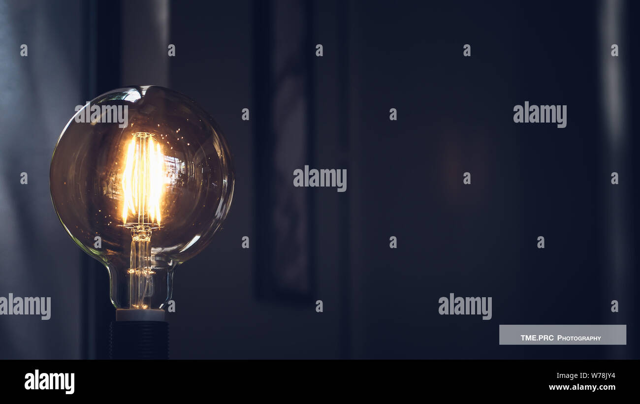 Giallo brillante lampadina, realistica immagine fotografica girare sulla luce al tungsteno lampadina. Energia e idea simbolo. Decorazione per biglietti di auguri, patch, stampe f Foto Stock