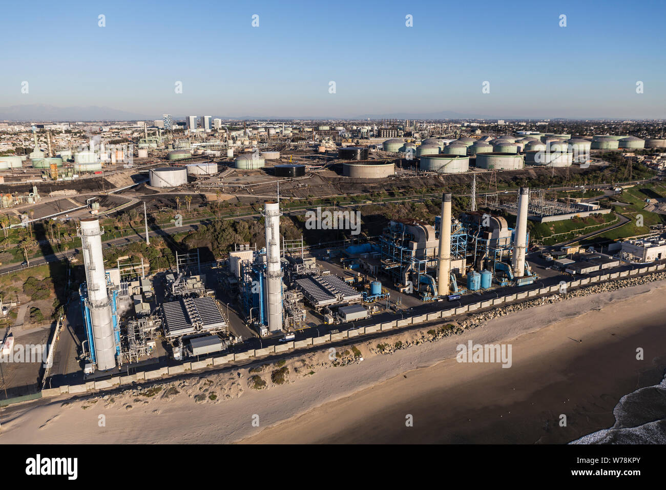 Contea di Los Angeles, California, Stati Uniti d'America - 17 dicembre 2016: vista aerea di El Segundo Power Plant e impianti di raffineria sulla costa del Pacifico. Foto Stock