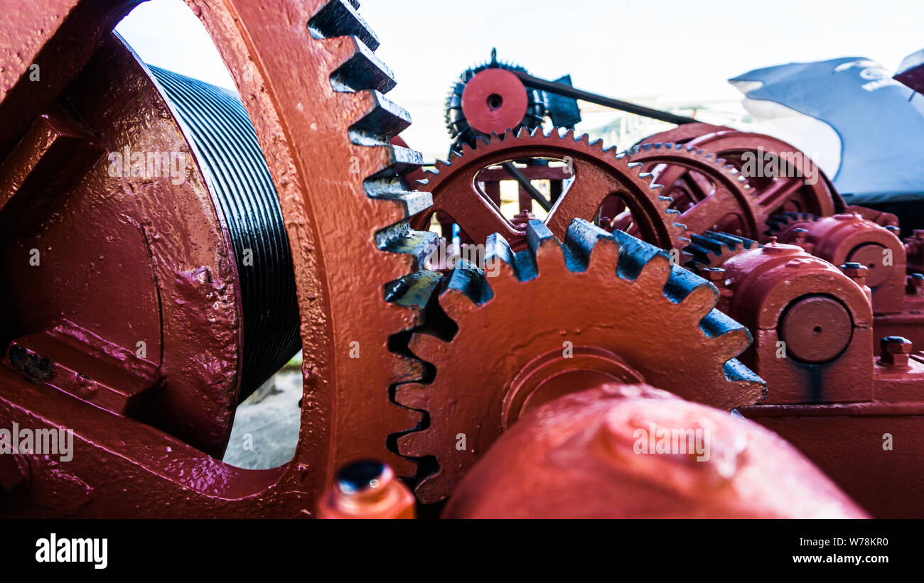 Rosso e nero gli ingranaggi di una macchina Foto Stock