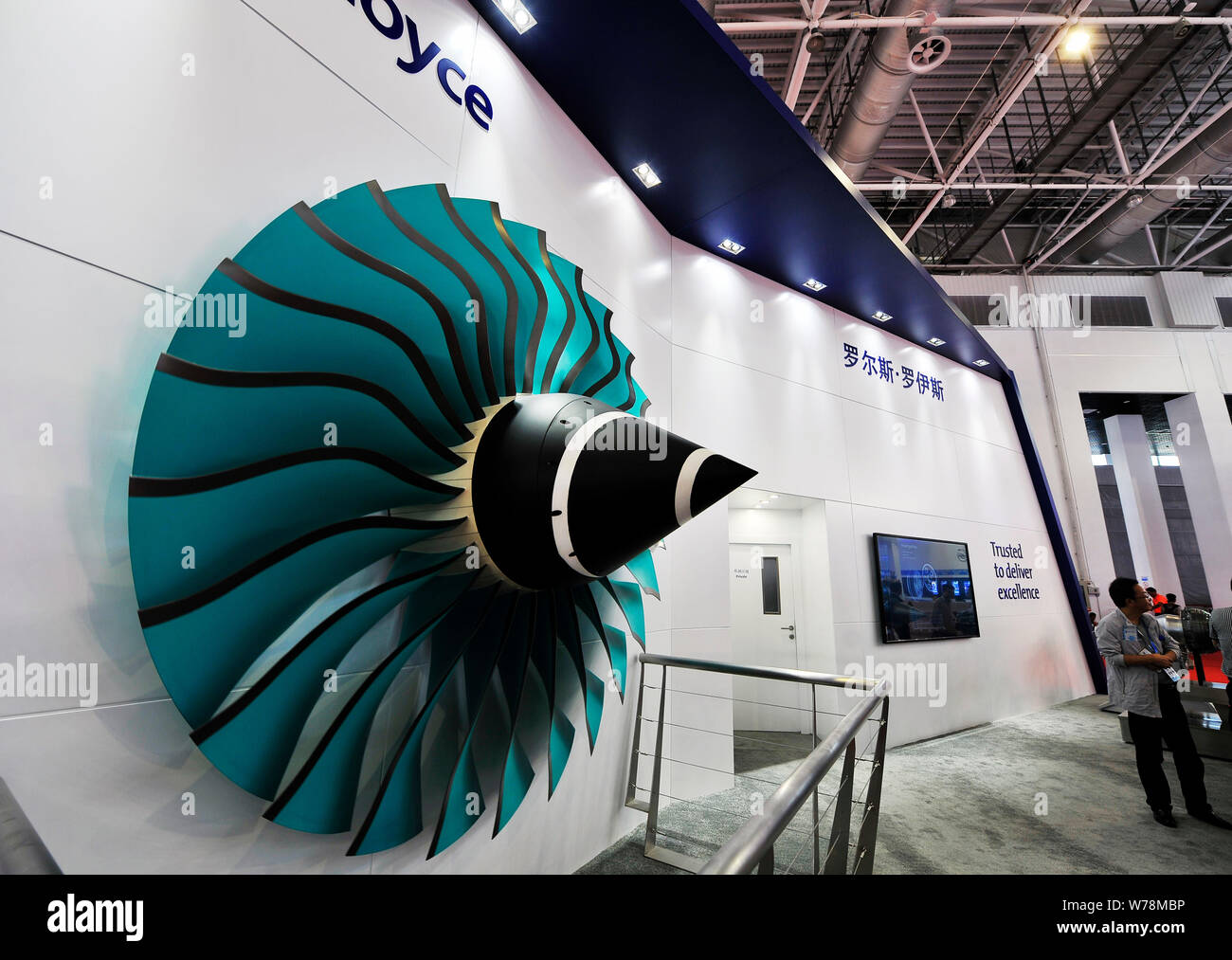 --FILE -- un motore è in esposizione presso lo stand di Rolls-Royce sistemi di potenza nel corso della XI China International Aviation e salone aerospaziale, anche Foto Stock