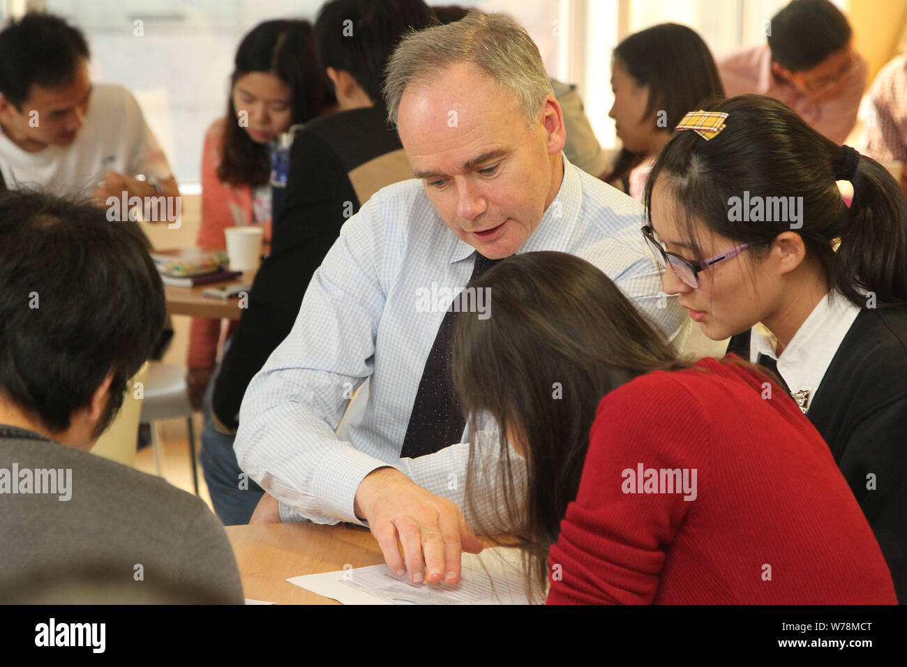 --FILE--John Fallon, Chief Executive Officer di formazione britannica company Pearson PLC, colloqui con gli studenti cinesi presso una filiale di Wall Street inglese Foto Stock