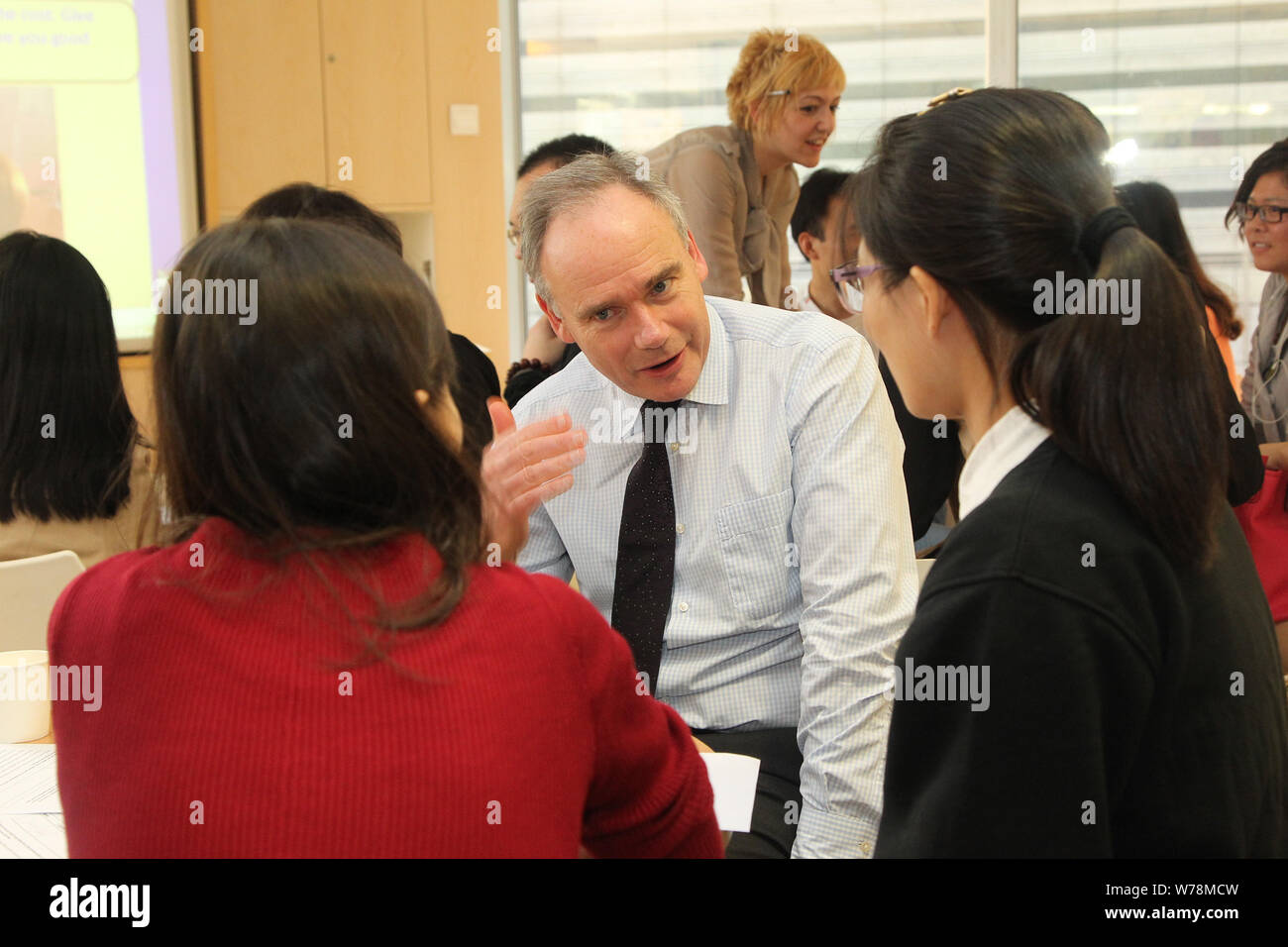 --FILE--John Fallon, Chief Executive Officer di formazione britannica company Pearson PLC, colloqui con gli studenti cinesi presso una filiale di Wall Street inglese Foto Stock