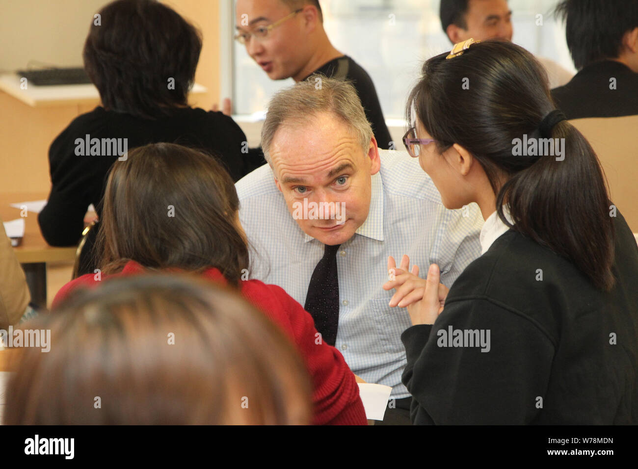 --FILE--John Fallon, Chief Executive Officer di formazione britannica company Pearson PLC, colloqui con gli studenti cinesi presso una filiale di Wall Street inglese Foto Stock