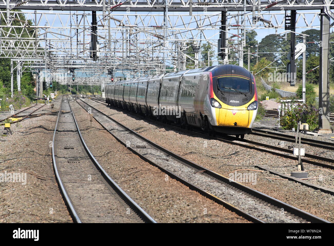 Virgin Trains 11 Car Class 390/1 Pendolino 390115 recante il nome Alison in memoria di Alison Austin che morì nel 2017 vicino a Lichfield Trent Valley Foto Stock