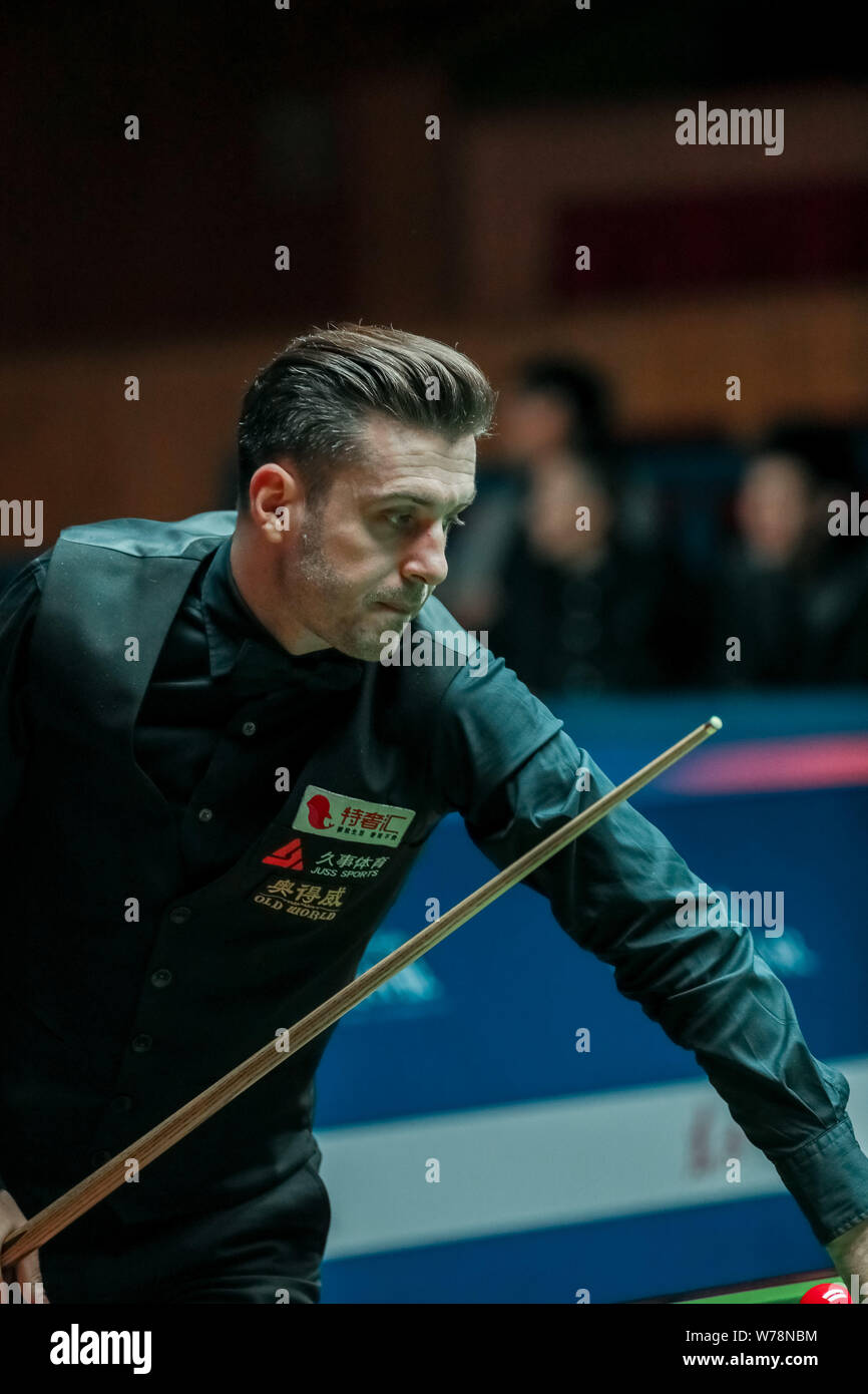 Mark Williams del Galles ritiene che un colpo di Mark Selby di Inghilterra nel loro terzo round corrispondere durante il 2017 Shanghai Masters snooker nel torneo di Sha Foto Stock