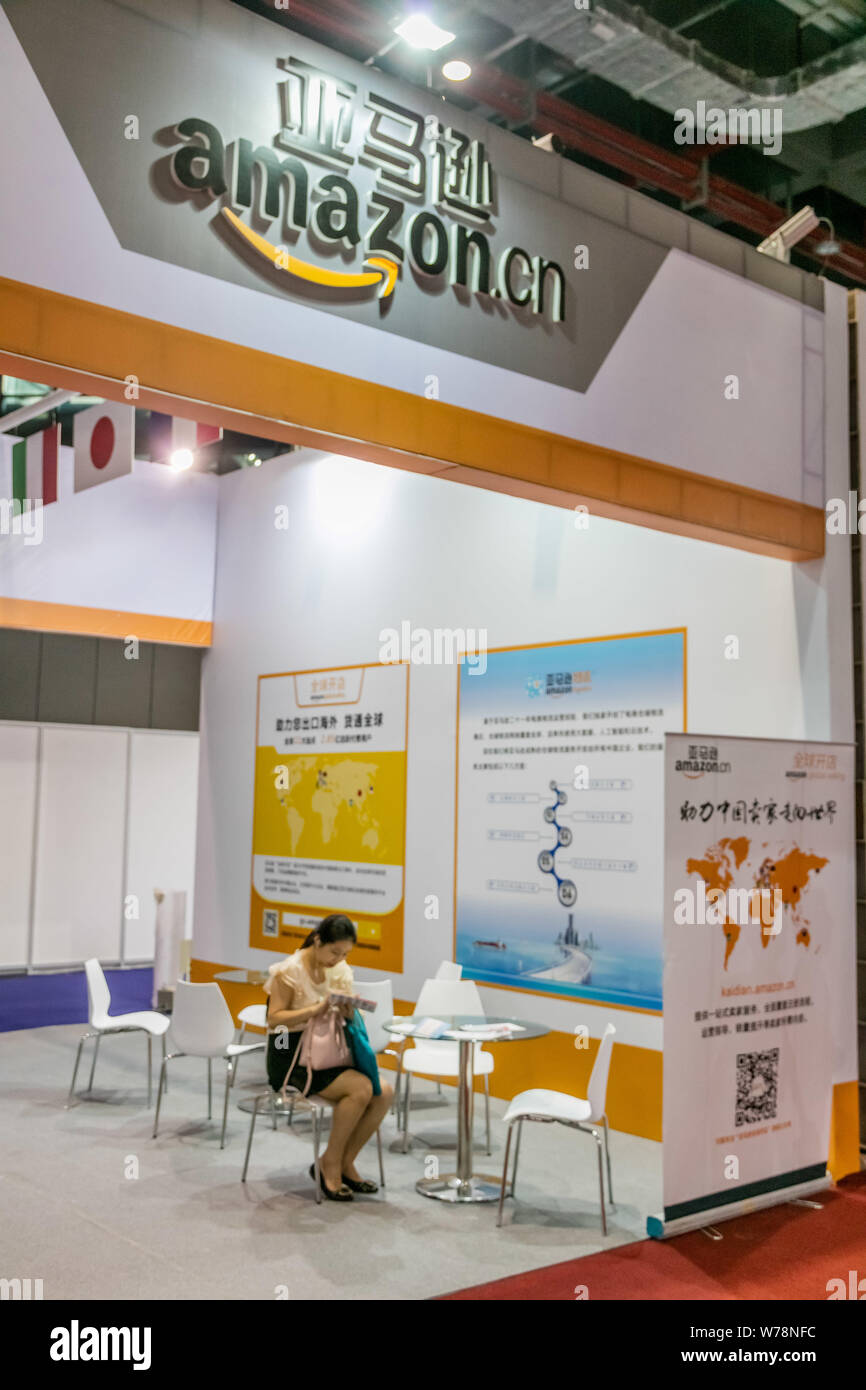 --FILE--un visitatore cinese è visto presso lo stand di Logistica di Amazon americano di e-commerce Amazon gigante durante un e-commerce Expo a Shanghai in Cina, 2 Foto Stock