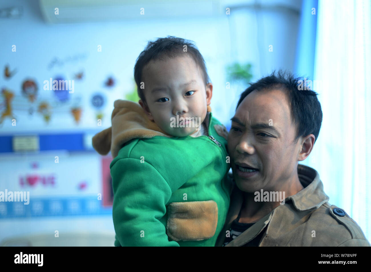 Il 45-anno-vecchio uomo cinese Cao Licai gioca con il suo 3-anno-vecchio figlio diagnosticato con talassemia in un ospedale di Ji'nan city, est della Cina di Shandong provinc Foto Stock