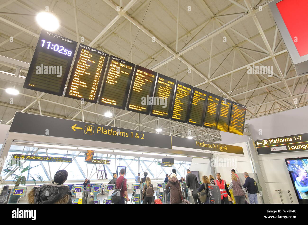 La gente viaggia all'aeroporto di Gatwick in treno stazione di Londra Inghilterra. Foto Stock