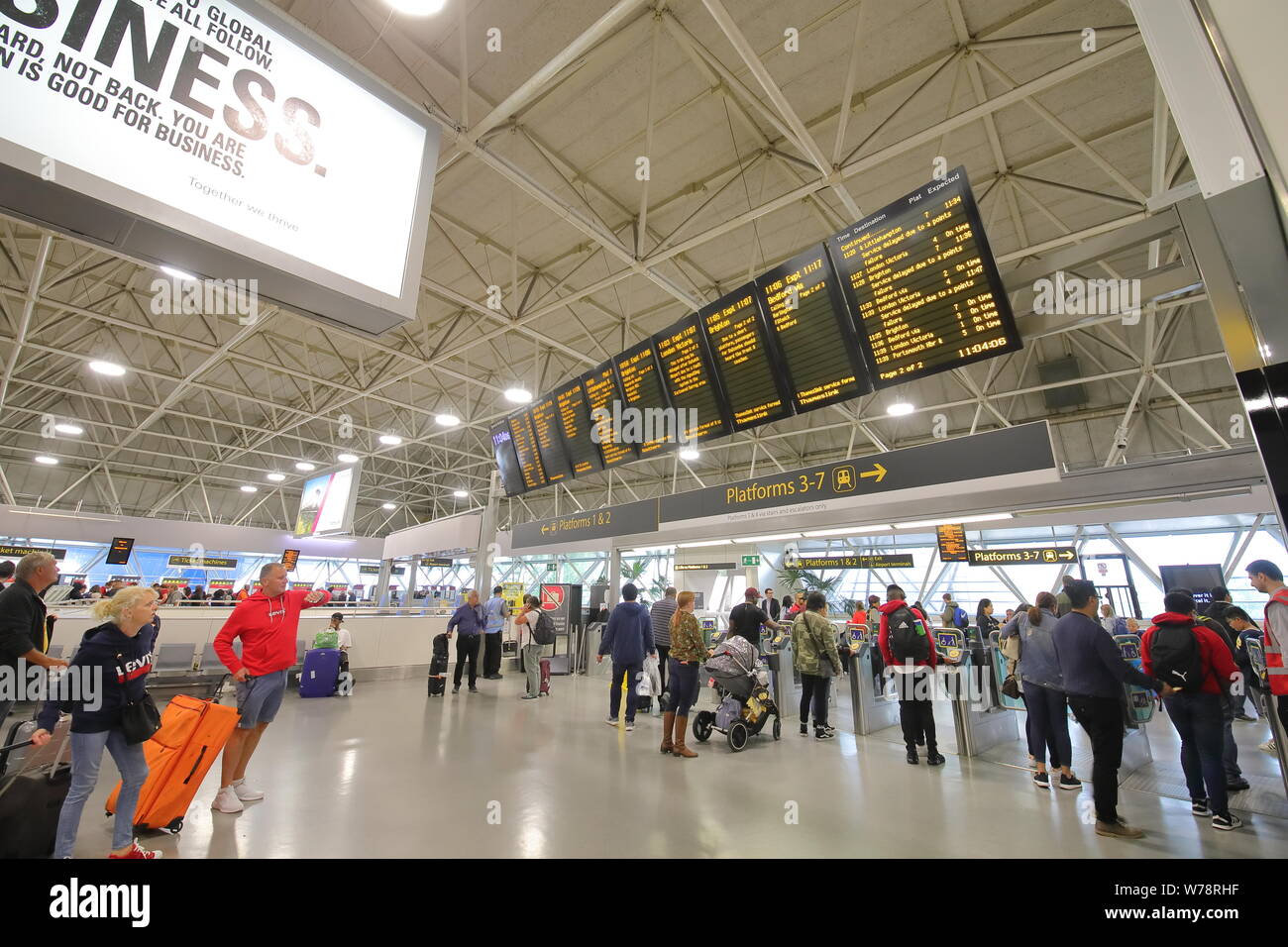 La gente viaggia all'aeroporto di Gatwick in treno stazione di Londra Inghilterra. Foto Stock