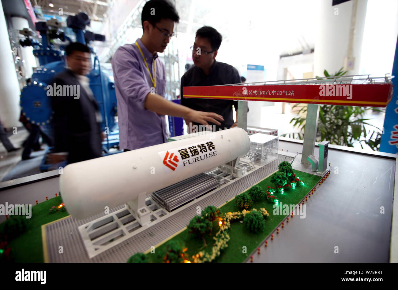 --FILE -- la gente visita lo stand di Zhangjiagang Furui idrogeno apparecchiature di alimentazione durante una mostra in Ji'nan city, est della Cina di provincia di Shandong, 11 Foto Stock