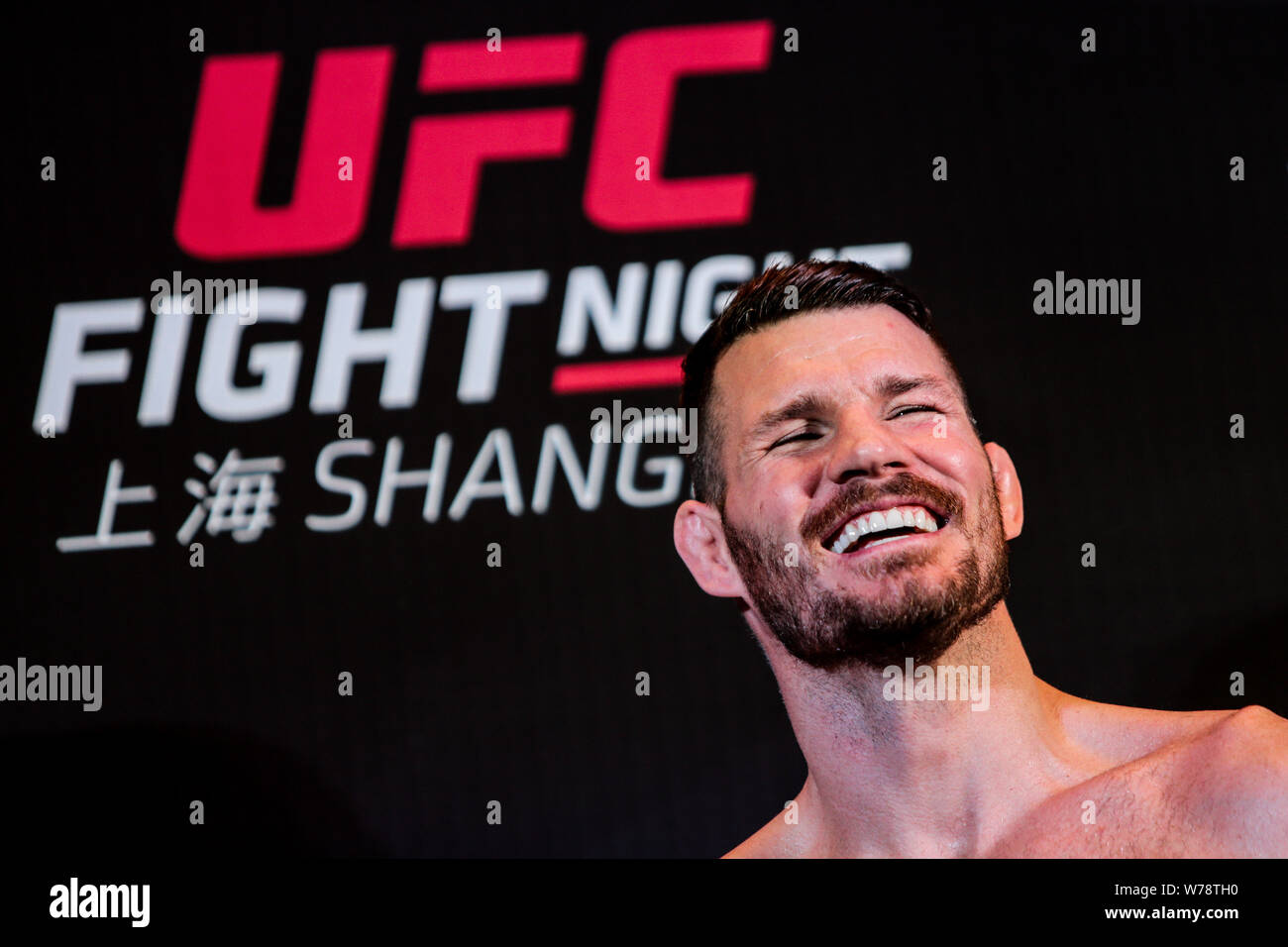 British miscelato di arti marziali e attore Michael Bisping riceve un'intervista durante il suo allenamento aperto davanti al 2017 UFC Fight Night Shanghai presso il Foto Stock