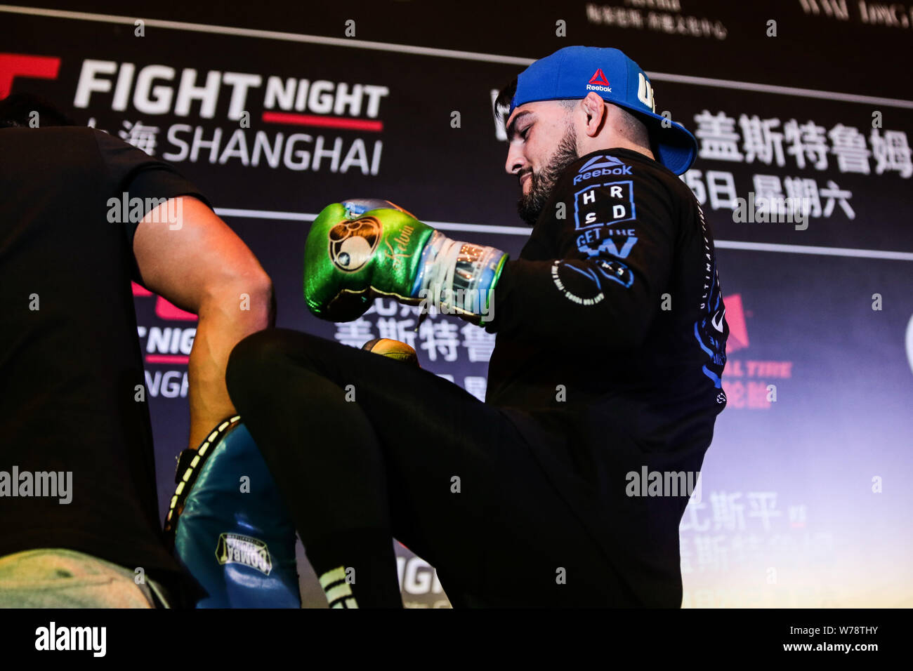 American professional mixed martial artista Kelvin Gastelum riceve un'intervista durante il suo allenamento aperto davanti al 2017 UFC Fight Night a Shanghai Foto Stock