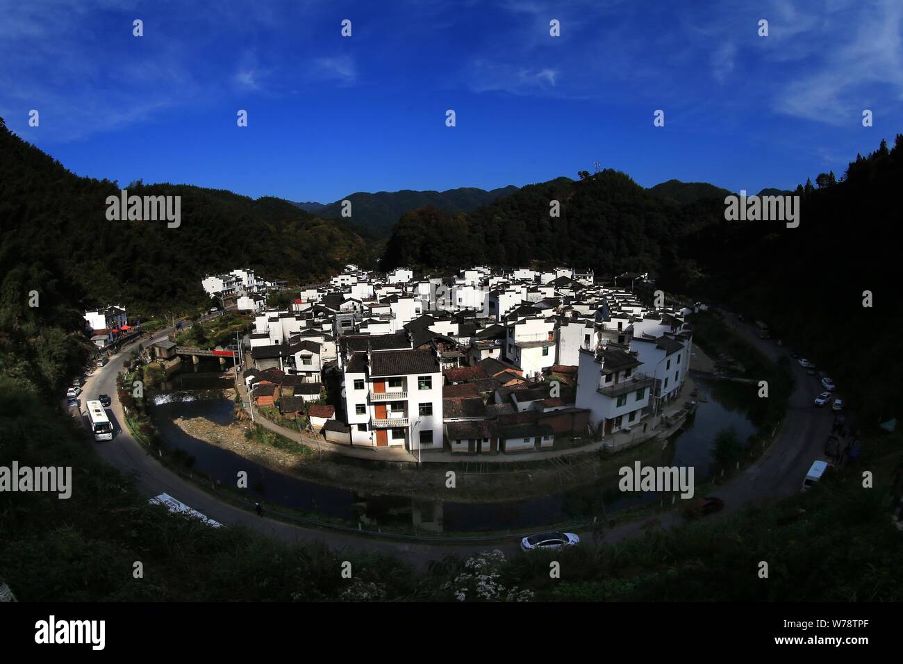 Vista aerea di Hui-villaggio di stile Jujing, che è considerato come il villaggio roundest in Cina, Shangrao city, Cina orientale della provincia di Jiangxi, 5 Novemb Foto Stock